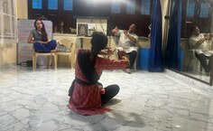 Estudo de Abhinaya (expressividade e atuação), parte importante da Dança Clássica "Bharatanatyam". Na imagem estão a Ana Clara Oliveira, sua Guru brasileira Kamalakshi Rupini e o Guru indiano Raghunandan.