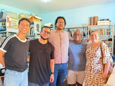 Coordenador-geral do Neabi, professor Danilo Marques, pesquisador Zezito Araújo, professora Rosaline Mota e demais integrantes da equipe de pesquisa durante doação do acervo