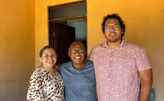 Professora Rosaline Mota, pesquisador Zezito Araújo e o professor Danilo Marques, durante doação do acervo