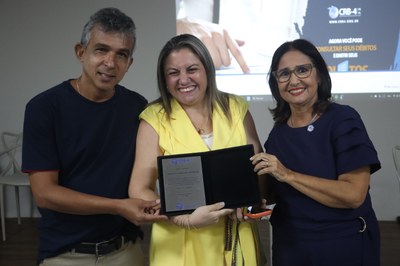 Professora recebendo a homenagem