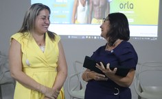 Professora Rosaline recebendo à homenagem