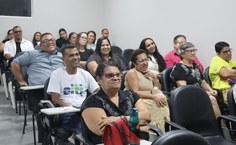 Público presente ao evento de homenagem à professora Rosaline