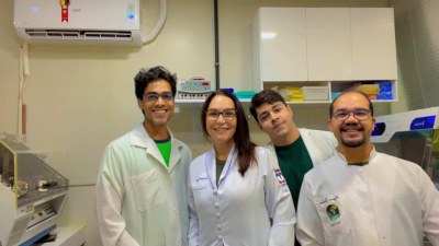 Professora Melissa Landell com equipe do ICBS