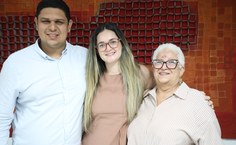 Gabriela Carvalho com o esposo e a mãe