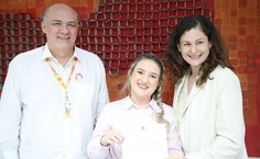 Fabrícia Carvalho com a vice-diretora da Feac, Camila Hermida