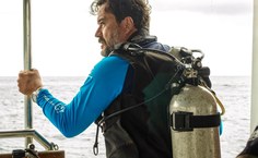 Professor Cláudio Buia em treinamento de mergulhadores sobre o peixe-leão