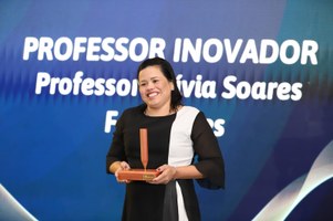 Técnica da Ufal recebe prêmio nacional na área da Educação