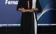 Lívia Soares recebe o Prêmio Educação na Frente
