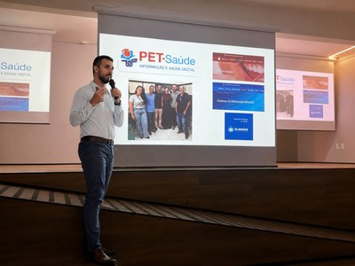 Apresentação do professor Luiz Arthur Barbosa, docente de Estomatologia, que atua junto com a professora Camila Maria Ribeiro, docente de Patologia, no projeto Bucal