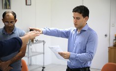 Novo docente durante leitura do Termo de Compromisso