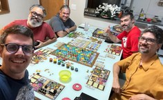 Professor Amaro Braga em noite de jogos com amigos