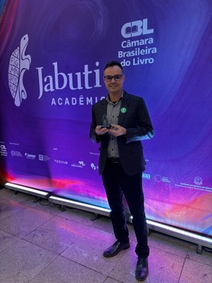 Professor Fábio Lins, docente da Faculdade de Direito de Alagoas ostenta o Prêmio Jabuti Acadêmico 2026