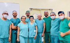 Equipe da cirurgia para correção de malformação congênita rara