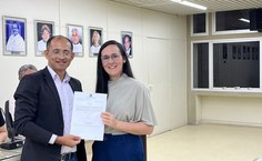 Diretor do DAP, Clebson de Farias, com a docente Larissa Vieira