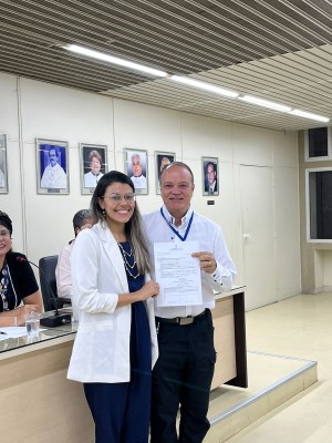 Superintendente do HU, Célio Rodrigues, com a servidora médica, Mayara Honorato
