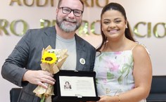 Fábio Hoffmann Pereira recebendo a comenda