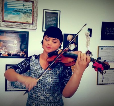 Violinista e professora Débora  Borges