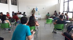 Professor Emerson em reunião com a equipe que vai participar da expedição