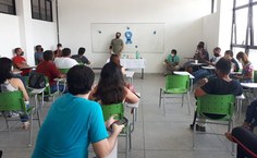 Professor Emerson em reunião com a equipe que vai participar da expedição