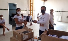 Emerson Soares entrega computador e projetor multimídia em escola pública