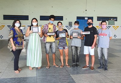 Iris Danielle e professor Luciano Falcão na premiação dos alunos