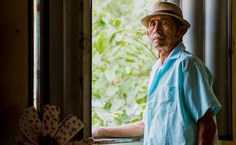 O artista Jasson, em seu ateliê, em Belo Monte