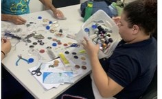 Alunos desenvolvendo as bijuterias e embalagens