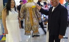 Eraldo com Hildênia Oliveira na exposição sobre carnaval em cartaz no Maceió Shopping - foto de arquivo