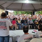 Pesquisadores participam de reunião da comunidade afetada pela mineração