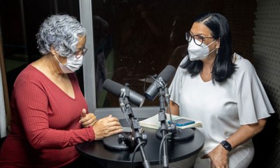 Leonea Santiago entrevistada pela jornalista Lenilda Luna no estúdio da rádio Ufal