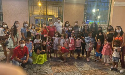 Crianças e equipe de educadores da UEI no Teatro Deodoro