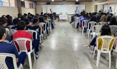 Estudantes do colégio Montessori acompanham palestra de representantes da Ejec