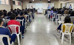 Estudantes do colégio Montessori acompanham palestra de representantes da Ejec