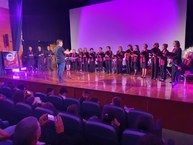 Coro Orfeão CSênior de Castro Daire sob o comando do maestro Pedro Serrano, durante apresentação no auditório do Centro Municipal de Cultura