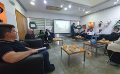 Participantes do chá de debates na biblioteca do Centro Municipal de Cultura sobre a parceria das cidades Penedo e Castro Daire