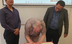 Professor Cranmer assina termo de parceria do Caravelas com o Cemupe da Ufal