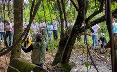 Alunos indo a campo ver uma nascente que está sendo recuperada