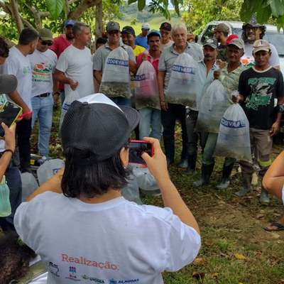 Agricultores de Viçosa recebram alevinos