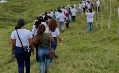 Alunos indo a campo ver uma nascente que está sendo recuperada (Fotos: arquivo pessoal)