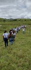 Alunos indo a campo ver uma nascente que está sendo recuperada (Fotos: arquivo pessoal)