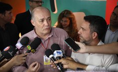 Reitor da Ufal, Josealdo Tonholo, em entrevista ao lado do governador de AL, Paulo Dantas