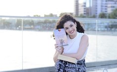 Rafaella Viana com seu livro