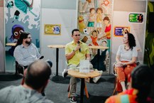 Hugo Leonardo, Gian Carlo de Melo e Elaine Pimentel em mesa durante o lançamento do livro Os Crimes e a história do Brasil – Abordagens Possíveis