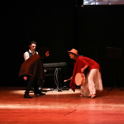 Espetáculo no palco do Teatro Gustavo Leite | nothing