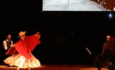 Espetáculo no palco do Teatro Gustavo Leite