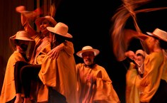 Espetáculo no palco do Teatro Gustavo Leite