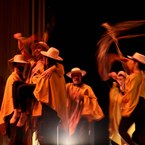 Espetáculo no palco do Teatro Gustavo Leite