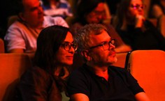 Público prestigia espetáculo no palco do Teatro Gustavo Leite