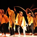 Espetáculo no palco do Teatro Gustavo Leite