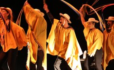 Espetáculo no palco do Teatro Gustavo Leite